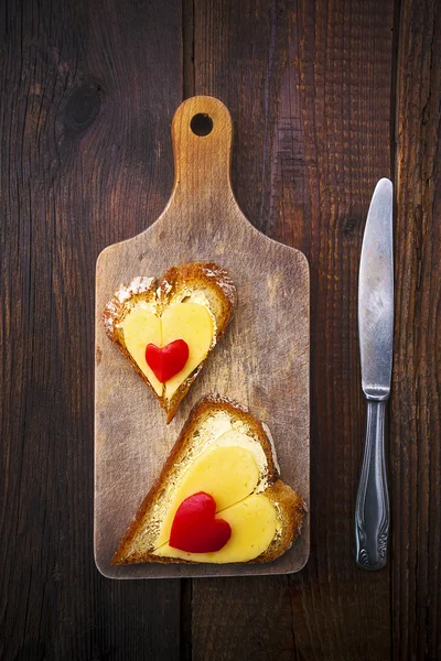 Καρδιά σχήμα σάντουιτς πίνακα από ξύλο πιπεριές τροφίμων μαχαίρι — Φωτογραφία Αρχείου