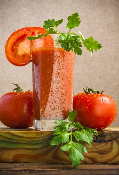 Arte de tomate vegetal mesa de tabuleiro suculenta salsa de madeira fresca — Fotografia de Stock