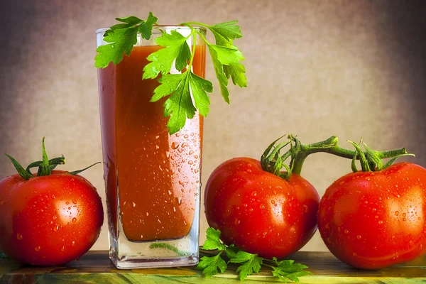 Konst grönsaker tomat saftiga styrelsen tabell trä persilja färsk — Stockfoto