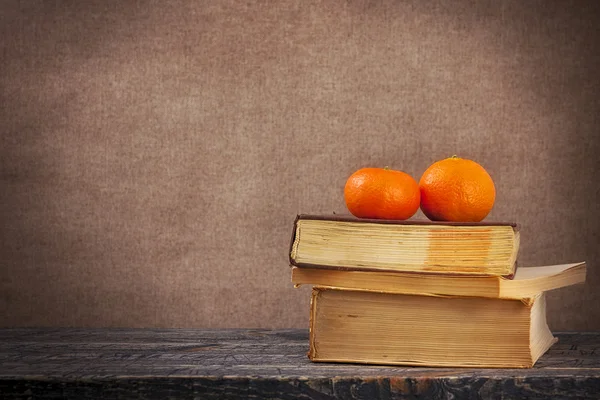 Arte vintage fondo naranjas tablero libros madera madera — Foto de Stock