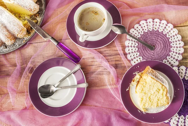 Выпечка кейков, запеченная в духе, сладкий десертный кофе — стоковое фото
