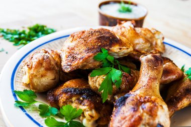 fırında tavuk budu tablo ahşap et yemek fırında ızgara kurulu