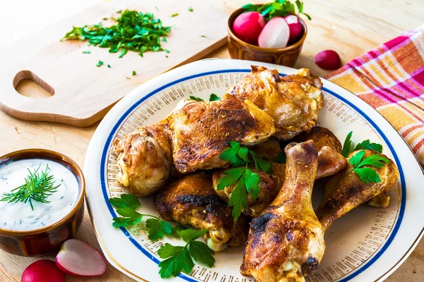 Ugnsbakad kyckling ben ombord tabell trä kött mat stekt grillad — Stockfoto