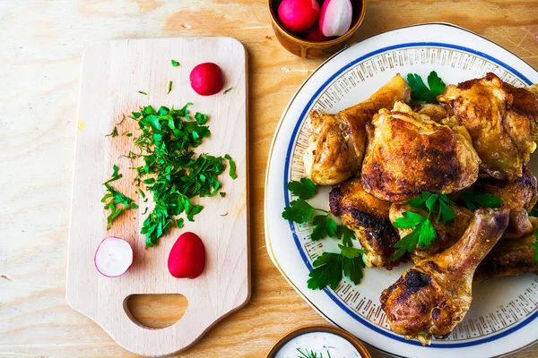 Pernas de frango assadas mesa de tabuleiro carne de madeira comida assada grelhada — Fotografia de Stock