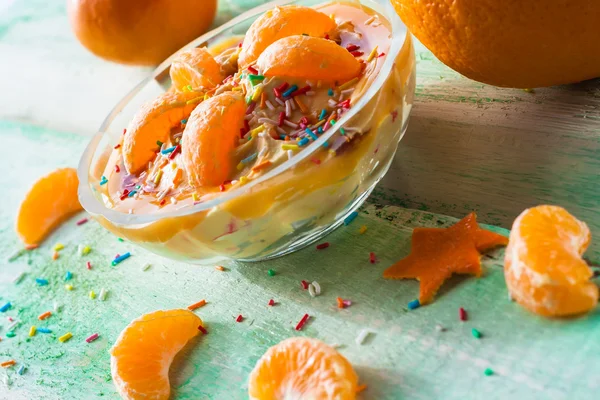 Dessert apelsin grädde frukt träskiva — Stockfoto