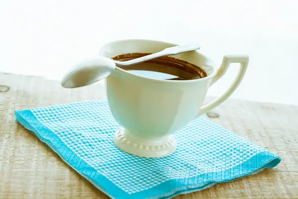 Siyah ahşap tahta kahverengi fincan kahve — Stok fotoğraf