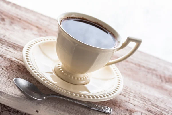 Tazza di caffè nero bordo di legno marrone — Foto Stock