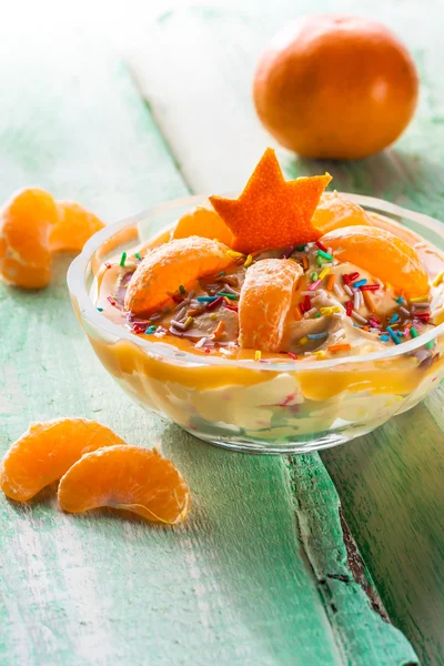 Апельсиновий крем десерт фрукти дерев'яна дошка — стокове фото
