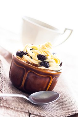 kremalı tatlı tatlı kahve fincan siyah ahşap tahta