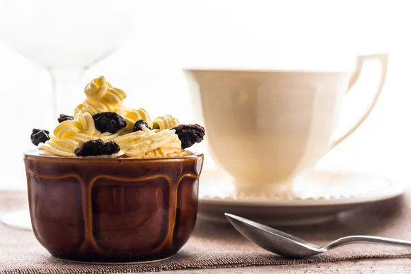 Dessert cremoso dolce tazza di caffè bordo di legno nero — Foto Stock