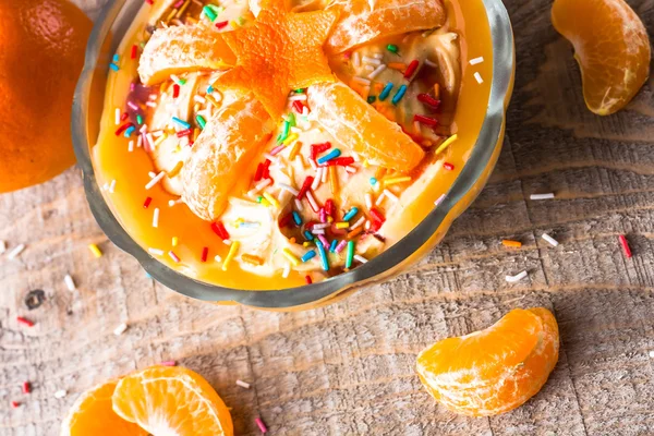 Dessert grädde orange frukt träskiva — Stockfoto