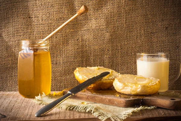 Leche rollo miel pan comida vintage — Foto de Stock
