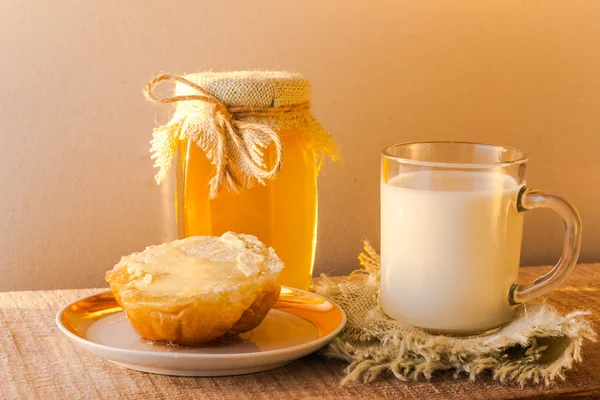 Mjölk rulla honung bröd mat vintage — Stockfoto