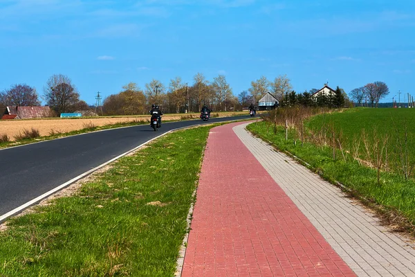 Motociclistas carretera paisaje primavera campo pulido — Foto de Stock