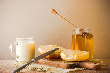 süt, bal ekmek yiyecek vintage rulo