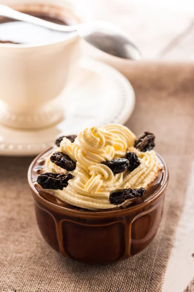 Cremiges Dessert süße Kaffeetasse schwarze Holzplatte — Stockfoto