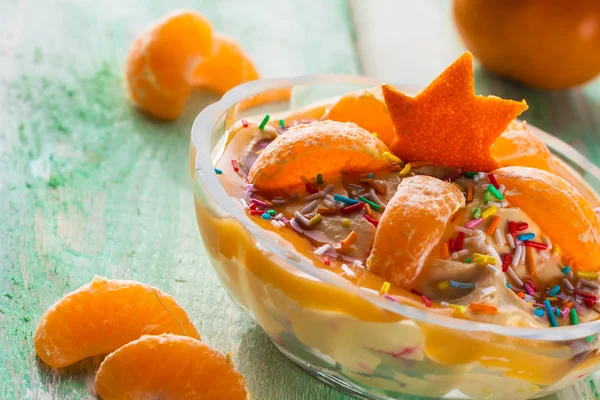 Dessert apelsin grädde frukt träskiva — Stockfoto