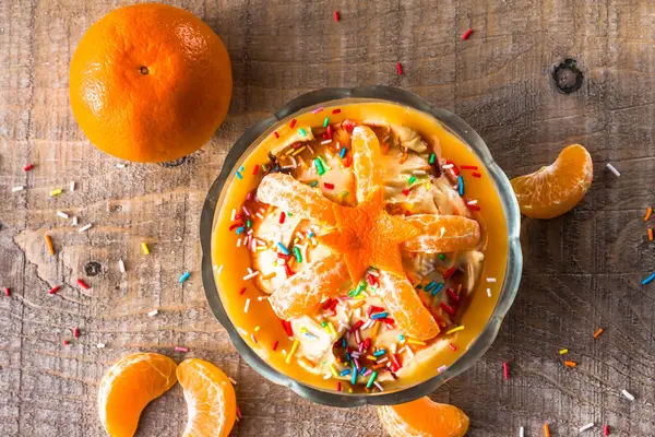 Frukt kräm dessert apelsin träskiva — Stockfoto