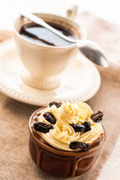 Dessert crémeux tasse à café doux planche en bois noir — Photo