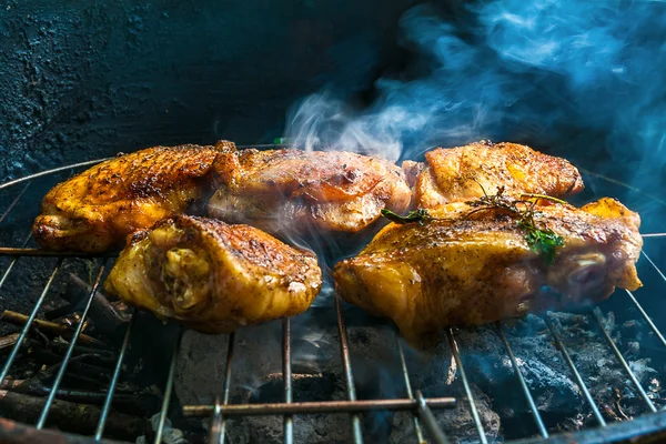 Churrasco berbecue assado pernas de frango carne alimento assado grelhado — Fotografia de Stock