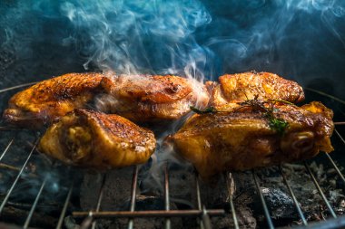 Barbekü Izgara tavuk bacakları et yemekleri kızartma fırında berbecue