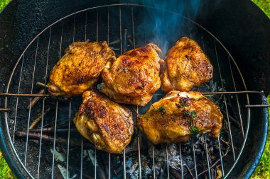 Barbekü Izgara tavuk bacakları et yemekleri kızartma fırında berbecue