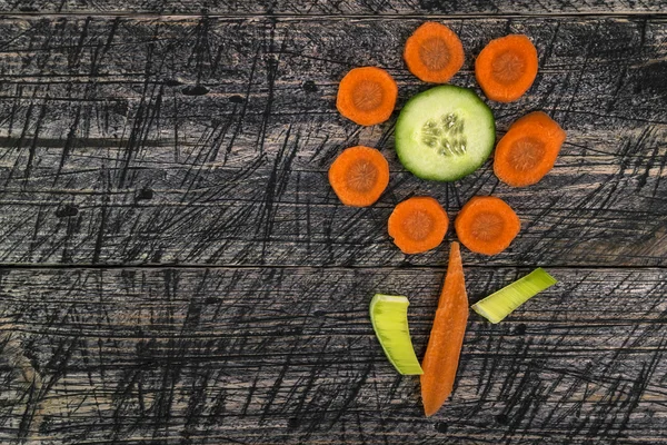 Flower vegetable early board wooden carrots cucumber leek — Stock Photo, Image