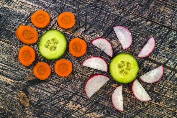 鲜花花卉蔬菜早期板木胡萝卜黄瓜李 — 图库照片