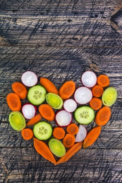 Corazón vegetal madrugada zanahorias de madera pepino puerro — Foto de Stock