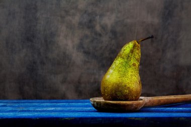 eski tahta kaşık armut mavi panoları