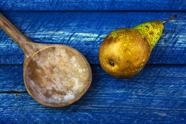 Alte hölzerne Kochlöffel birnenblaue Bretter — Stockfoto