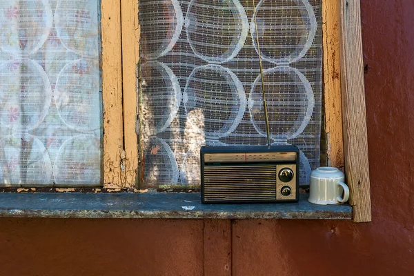 Staré rádio hrnek cup okenní parapet — Stock fotografie