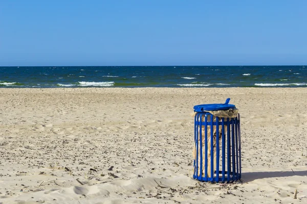 Beach trash can sea water waves landscape — Stock Photo, Image