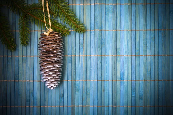 Karta vánoční borovice smrkové větvičky modré pozadí — Stock fotografie