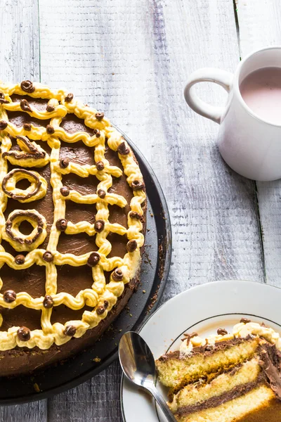 Slice sudore torta crema tavolo in legno bordo bianco — Foto Stock