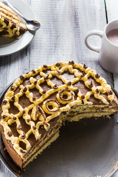 Slice sudore torta crema tavolo in legno bordo bianco — Foto Stock