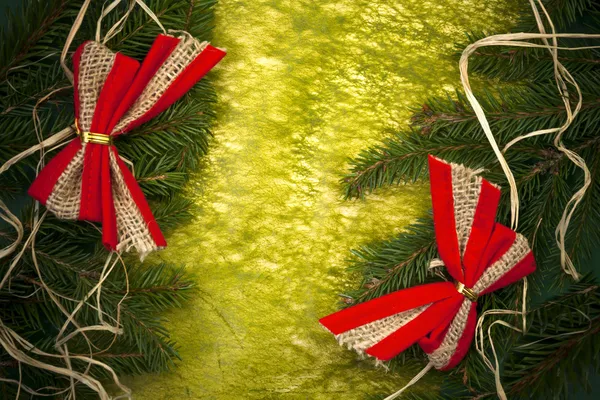 Arco arcos Natal cartão abeto galho vermelho fundo — Fotografia de Stock