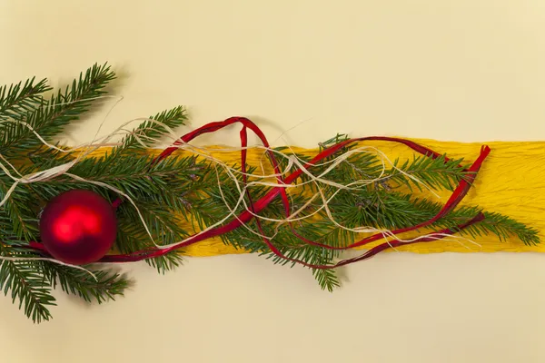 Baubles Glass Christmas card spruce twig fundo verde — Fotografia de Stock