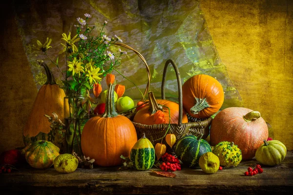 Halloween herfst vallen pompoen instelling tabel stilleven vintage — Stockfoto