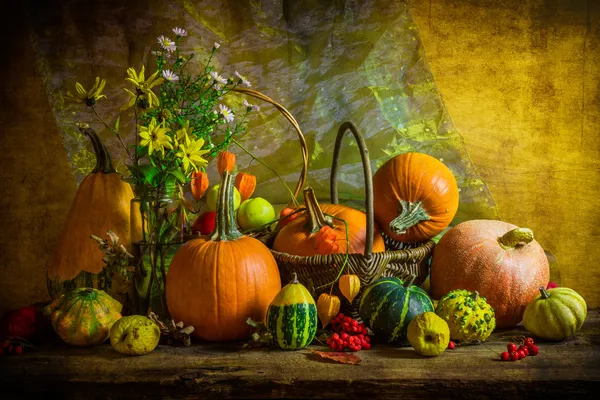 Halloween otoño calabaza ajuste mesa naturaleza muerta vintage — Foto de Stock