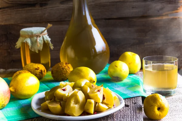 Alkol Ayva likör dilimlenmiş meyve hazırlamak ahşap ayarı — Stok fotoğraf