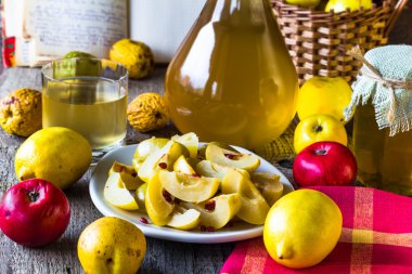 alkol Ayva likör dilimlenmiş meyve hazırlamak ahşap ayarı