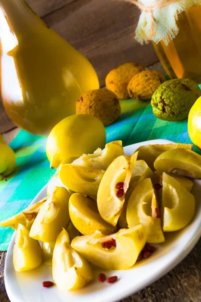 Álcool marmelo licor frutas fatiadas preparar cenário de madeira — Fotografia de Stock