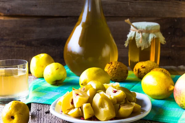 Спирт айва ликер нарезанные фрукты подготовить деревянные настройки — стоковое фото