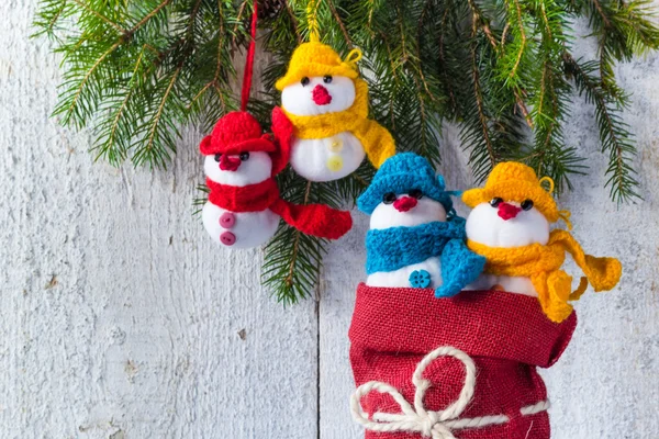 Kardan adam ahşap Noel kış peluş takım aile kurulu — Stok fotoğraf