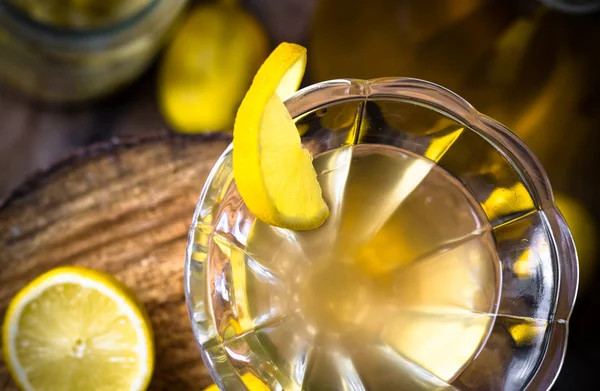 Alkohol Quittenlikör in Scheiben geschnitten Obstglas hölzerne Tassen — Stockfoto