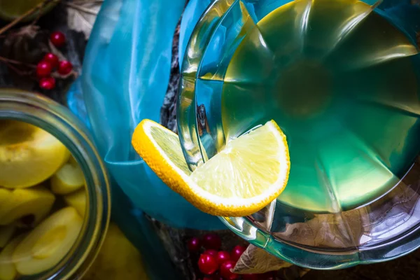Dilimlenmiş meyve kavanoz ahşap bardak alkol Ayva likör — Stok fotoğraf