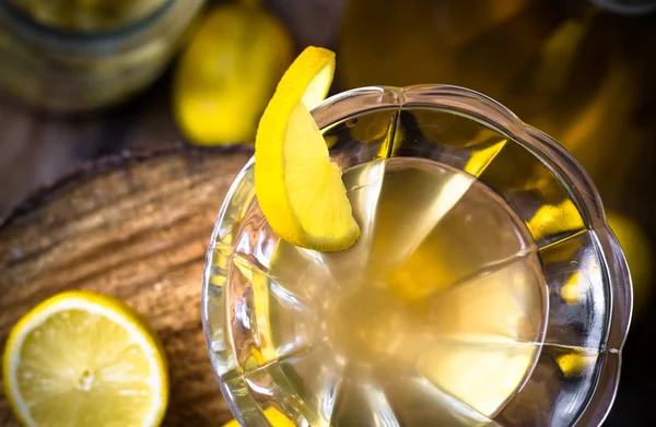 Alcohol membrillo licor en rodajas frasco de frutas tazas de madera — Foto de Stock