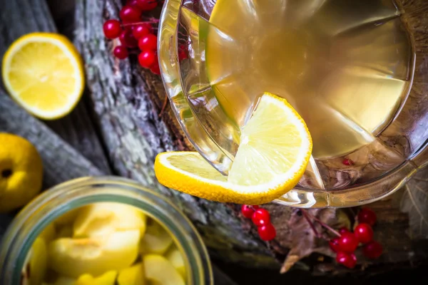 Dilimlenmiş meyve kavanoz ahşap bardak alkol Ayva likör — Stok fotoğraf
