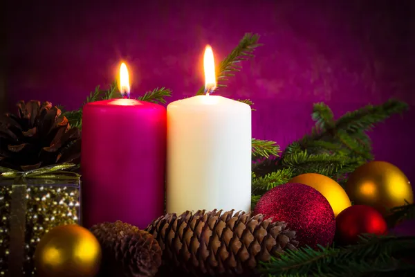 Weihnachtsschmuck entzündete Kerzen Christbaumkugeln Fichtenzweige — Stockfoto